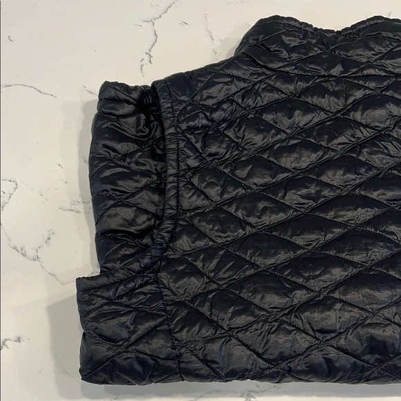 Used Women’s The North Face Thermoball Black Quilted Vest - Size: Large - Picture 9 of 12